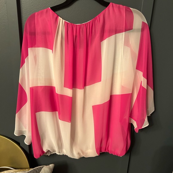 🍁🍁Vince Camuto, size large, pink, and white chiffon top - Picture 5 of 6